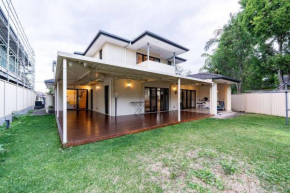 Spacious 5BR 3BA Home w Parking and Yard in Sunnybank
